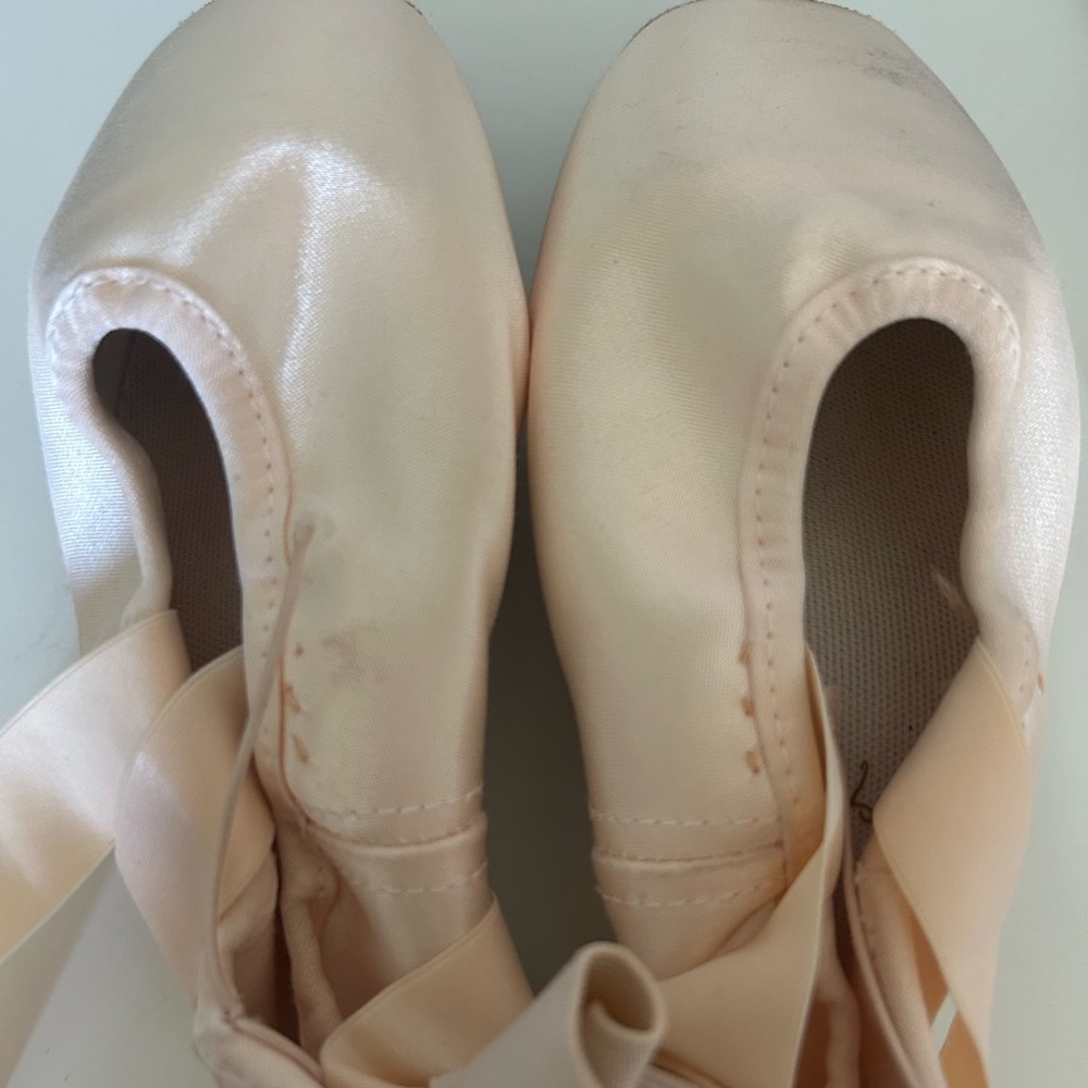 Gaynor minden pointe shoes size 8 ( fits me street shoe 6)